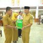 Gubernur Sumbar Mahyeldi menyerahkan secara simbolis SK kenaikan pangkat kepada perwakilan ASN, Selasa (19/9/2023). (adpsb) 