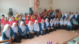 Himpaudi Kota Padang Panjang saat bakti sosial di Panti Sosial PSTW Sabai Nan Aluih, Sicincin, Kabupaten Padang Pariaman, Selasa (12/9/2023) lalu. (Kominfo Padang Panjang)