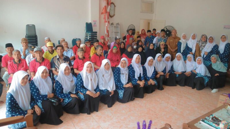Himpaudi Kota Padang Panjang saat bakti sosial di Panti Sosial PSTW Sabai Nan Aluih, Sicincin, Kabupaten Padang Pariaman, Selasa (12/9/2023) lalu. (Kominfo Padang Panjang)