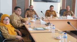 Sekda Padang Panjang Sonny Budaya Putra mengikuti Rakor Stranas PK Akurasi Data Penerima Bansos secara virtual di Ruang VIP Balai Kota, Selasa (5/9/2023). (Diskominfo Padang Panjang) 