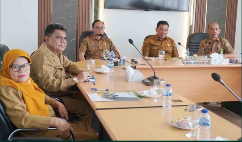 Sekda Padang Panjang Sonny Budaya Putra mengikuti Rakor Stranas PK Akurasi Data Penerima Bansos secara virtual di Ruang VIP Balai Kota, Selasa (5/9/2023). (Diskominfo Padang Panjang) 