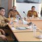 Sekda Padang Panjang Sonny Budaya Putra mengikuti Rakor Stranas PK Akurasi Data Penerima Bansos secara virtual di Ruang VIP Balai Kota, Selasa (5/9/2023). (Diskominfo Padang Panjang) 