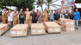 Penyerahan bantuan mesin tempel 40 PK kepada nelayan di Sumbar. (DKP Sumbar)
