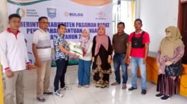 Pemkab Pasbar menyalurkan bantuan beras cadangan pemerintah di Kantor Wali Nagari Sasak Ranah Pasisie. (Diskominfo Pasbar)