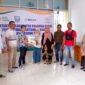 Pemkab Pasbar menyalurkan bantuan beras cadangan pemerintah di Kantor Wali Nagari Sasak Ranah Pasisie. (Diskominfo Pasbar)