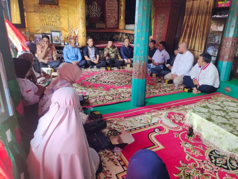 Rapat persiapan kegiatan CFD di Rumah Baanjuang Kaum Koto, Bukit Surungan (Busur), Jumat (29/9/2023). (Kominfo Padang Panjang)