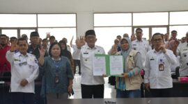 Penandatanganan komitmen bersama antara Pemko Padang dan Forsepsi Padang tentang pengelolaan sampah. (Diskominfo Padang)