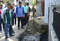Wali Kota Padang Hendri Septa meninjau saluran drainase di kawasan Tanjung Berok, Kurao Pagang, Kecamatan Nanggalo, Minggu (17/9/2023). (Prokopim Padang)