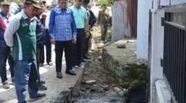 Wali Kota Padang Hendri Septa meninjau saluran drainase di kawasan Tanjung Berok, Kurao Pagang, Kecamatan Nanggalo, Minggu (17/9/2023). (Prokopim Padang)