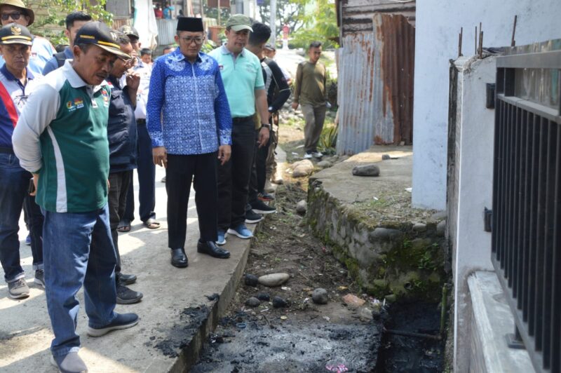 Wali Kota Padang Hendri Septa meninjau saluran drainase di kawasan Tanjung Berok, Kurao Pagang, Kecamatan Nanggalo, Minggu (17/9/2023). (Prokopim Padang)