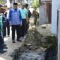 Wali Kota Padang Hendri Septa meninjau saluran drainase di kawasan Tanjung Berok, Kurao Pagang, Kecamatan Nanggalo, Minggu (17/9/2023). (Prokopim Padang)