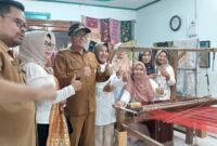Wali Kota Padang Hendri Septa dan jajaran saat mengunjungi Efi Songket Pandai Sikek, Senin (11/9/2023). (Diskominfo Padang)