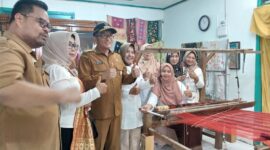 Wali Kota Padang Hendri Septa dan jajaran saat mengunjungi Efi Songket Pandai Sikek, Senin (11/9/2023). (Diskominfo Padang)