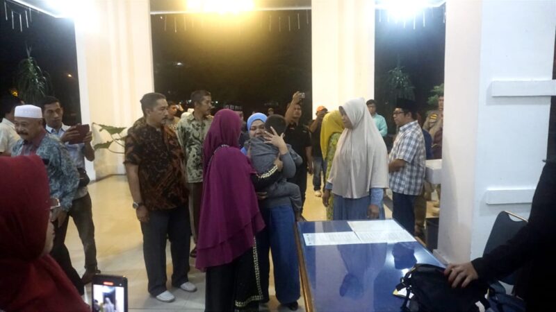 Empat pekerja migran Indonesia (PMI) disambut di Rumah Dinas Bupati setempat. (Diskominfo Pasbar)