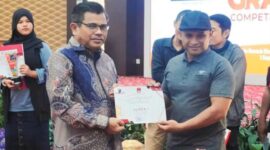 Sekda Bukittinggi Martias Wanto menyerahkan penghargaan kepada pemenang. (Pemko Bukittinggi)