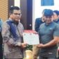 Sekda Bukittinggi Martias Wanto menyerahkan penghargaan kepada pemenang. (Pemko Bukittinggi)