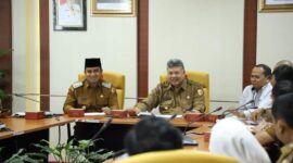 Wali Kota Solok, Zul Elfian Umar saat memimpin Rapat Monev Percepatan Penurunan Stunting Kota Solok, Senin (4/9/2023). (Prokopim Solok)