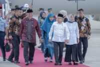 Gubernur Sumbar Mahyeldi didampingi istri dan unsur Forkompida menyambut kedatangan Wapres KH Ma'ruf Amin dan rombongan di Bandara Internasional Minangkabau, Kamis (7/9/2023). (adpsb)
