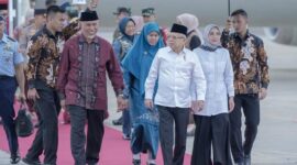 Gubernur Sumbar Mahyeldi didampingi istri dan unsur Forkompida menyambut kedatangan Wapres KH Ma'ruf Amin dan rombongan di Bandara Internasional Minangkabau, Kamis (7/9/2023). (adpsb)