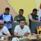 Wawako Padang Ekos Albar memimpin rapat gabungan terkait rencana penertiban PKL di Pantai Padang. (Humas Satpol PP Padang)