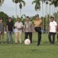 Gubernur Sumbar Mahyeldi membuka turnamen Sepakbola Sumbar-Riau Koto Baru Sepakbola (KBS) CUP I Tahun 2023 di
di Lapangan Sepak Bola Panca Dharma Kelurahan Kota Baru, Kecamatan Payakumbuh Timur, Sabtu (9/9/2023).

  Sabtu (9/9/2023).
