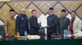 Wakil Wali Kota Padang, Ekos Albar menyampaikan Nota Keuangan Rancangan RAPBD Kota Padang 2024, Senin (11/9/2023). (Prokopim Padang)