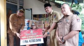 Wali Kota Padang Hendri Septa didampingi Kadis Sosial Heriza Syafani menyerahkan bantuan UEP Disabilitas, Senin (11/9/2023). (Diskominfo Padang)