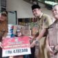 Wali Kota Padang Hendri Septa didampingi Kadis Sosial Heriza Syafani menyerahkan bantuan UEP Disabilitas, Senin (11/9/2023). (Diskominfo Padang)