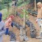 Anggota KWT Solok Batuang Indah melaksanakan gotong royong di kebun demplot dan rumah bibit kelompok, Minggu (10/9/2023). (Kominfo Padang Panjang)