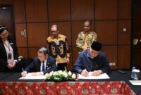 Gubernur Sumbar, Mahyeldi dan Eksekutif Asisten Manager Hotel Borobudur, I Nyoman Sudimantra, menandatangani MoU terkait fasilitasi promosi daerah, Kamis (14/9/2023). (adpsb)