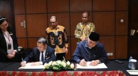 Gubernur Sumbar, Mahyeldi dan Eksekutif Asisten Manager Hotel Borobudur, I Nyoman Sudimantra, menandatangani MoU terkait fasilitasi promosi daerah, Kamis (14/9/2023). (adpsb)