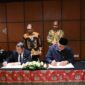 Gubernur Sumbar, Mahyeldi dan Eksekutif Asisten Manager Hotel Borobudur, I Nyoman Sudimantra, menandatangani MoU terkait fasilitasi promosi daerah, Kamis (14/9/2023). (adpsb)