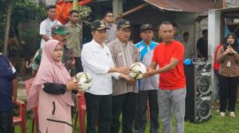 Wakil Bupati Pasaman Barat Risnawanto membuka Turnamen Sepak Bola Rajawali Cup XVI Tahun 2023 di Jorong Pasar Lama Nagari Ujung Gading Kecamatan Lembah Melintang, Jumat (15/9/2023). (Diskominfo Pasbar)