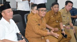 Wali Kota Padang Hendri Septa didampingi Wawako Ekos Albar dan lainnya berdialog dengan perwakilan pedagang Pantai Padang di Balaikota Padang, Senin (18/9/2023). (Diskominfo Padang)