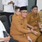 Wali Kota Padang Hendri Septa didampingi Wawako Ekos Albar dan lainnya berdialog dengan perwakilan pedagang Pantai Padang di Balaikota Padang, Senin (18/9/2023). (Diskominfo Padang)