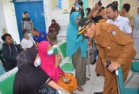 Wali Kota Padang Hendri Septa berinteraksi dengan warga yang tengah berobat di Puskesmas Nanggalo, Senin (18/9/2023). (Prokopim Padang)