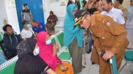 Wali Kota Padang Hendri Septa berinteraksi dengan warga yang tengah berobat di Puskesmas Nanggalo, Senin (18/9/2023). (Prokopim Padang)
