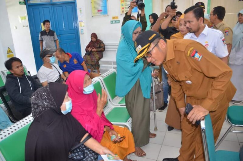 Wali Kota Padang Hendri Septa berinteraksi dengan warga yang tengah berobat di Puskesmas Nanggalo, Senin (18/9/2023). (Prokopim Padang)