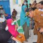 Wali Kota Padang Hendri Septa berinteraksi dengan warga yang tengah berobat di Puskesmas Nanggalo, Senin (18/9/2023). (Prokopim Padang)
