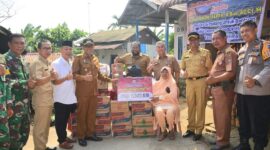 Wali Kota Padang Hendri Septa menyerahkan bantuan UEP di Kecamatan Nanggalo, Senin (18/9/2023). (Prokopim Padang)