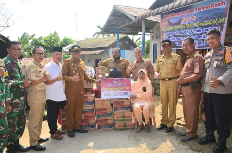 Wali Kota Padang Hendri Septa menyerahkan bantuan UEP di Kecamatan Nanggalo, Senin (18/9/2023). (Prokopim Padang)