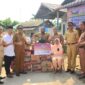 Wali Kota Padang Hendri Septa menyerahkan bantuan UEP di Kecamatan Nanggalo, Senin (18/9/2023). (Prokopim Padang)