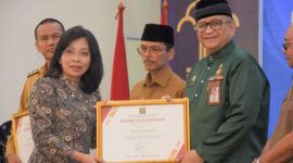 Sekda Kota Padang Andree Algamar menerima penghargaan dari Ditjen Kekayaan Intelektual Kemenkum HAM. (Diskominfo Padang)