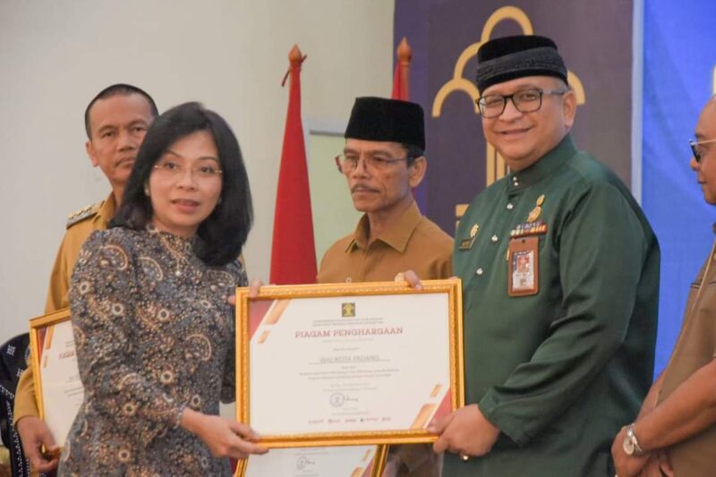 Sekda Kota Padang Andree Algamar menerima penghargaan dari Ditjen Kekayaan Intelektual Kemenkum HAM. (Diskominfo Padang)