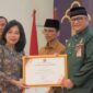 Sekda Kota Padang Andree Algamar menerima penghargaan dari Ditjen Kekayaan Intelektual Kemenkum HAM. (Diskominfo Padang)