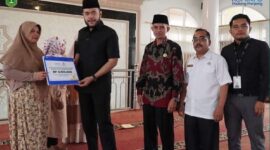 Wali Kota Padang Panjang Fadly Amran menyerahkan zakat kepada mustahik. (Kominfo Padang Panjang)
