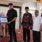 Wali Kota Padang Panjang Fadly Amran menyerahkan zakat kepada mustahik. (Kominfo Padang Panjang)