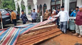 Gubernur Sumbar Mahyeldi menyerahkan kayu temuan untuk masjid di Pessel. (adpsb)