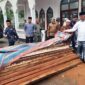 Gubernur Sumbar Mahyeldi menyerahkan kayu temuan untuk masjid di Pessel. (adpsb)