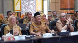Wali Kota Padang Hendri Septa mengikuti evaluasi SAKIP Kota Padang 2023 secara virtual, Selasa (26/9/2023). (Prokopim Padang)
